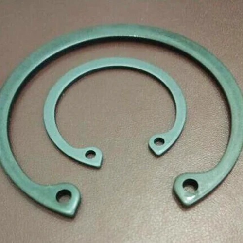 重い穴のための弾性保持リング